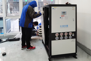 工業(yè)冷水機的類型有風(fēng)冷式和水冷式